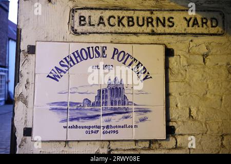 Einer der historischen Yards abseits der Church Street in der historischen Altstadt von Whitby in North Yorkshire, Großbritannien Stockfoto