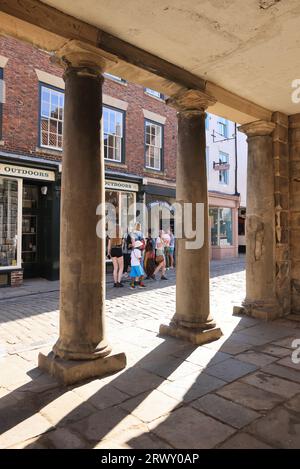 Hübsche unabhängige Geschäfte und Cafés an der Church Street in der historischen Altstadt von Whitby in North Yorkshire, Großbritannien Stockfoto