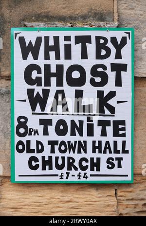 Schilder für einen Geisterspaziergang auf der kopfsteingepflasterten Church Street in der historischen Altstadt von Whitby in North Yorkshire, Großbritannien Stockfoto