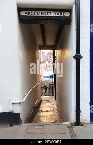 Einer der historischen Yards abseits der Church Street in der historischen Altstadt von Whitby in North Yorkshire, Großbritannien Stockfoto