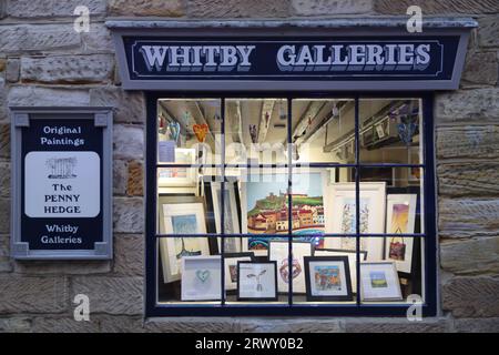 Hübsche unabhängige Geschäfte und Galerien an der Church Street in der historischen Altstadt von Whitby in North Yorkshire, Großbritannien Stockfoto