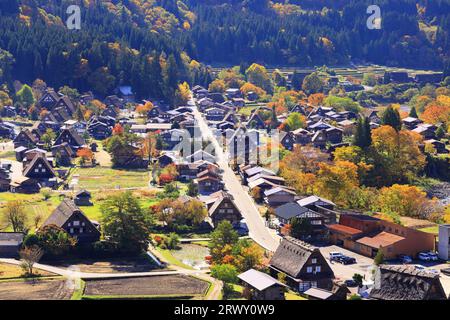 Shirakawa-Go in Herbstlaub, Präfektur Gifu Stockfoto