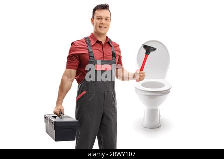 Klempner, der einen Werkzeugkasten und einen Toilettenkolben auf weißem Hintergrund hält Stockfoto