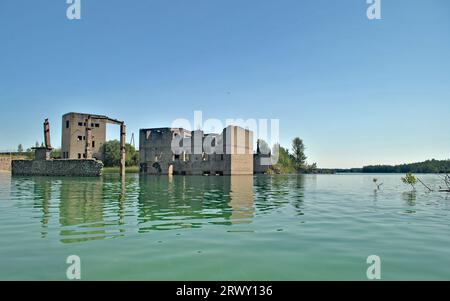 Rummu, verlassenes und überflutetes sowjetisches Gefängnis und meins in Estland, nahe Tallin. Heute als Schwimmsee genutzt, Ort für Outdoor-Sport und Aktivitäten. Stockfoto