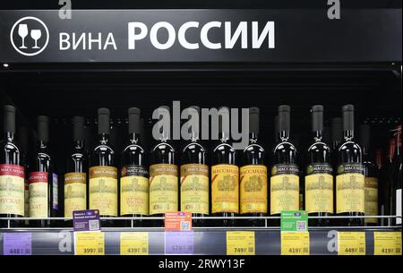 Moskau, Russland - 21. September. 2023. Russischer Wein auf der Ladentheke von Winlab in Zelenograd Stockfoto