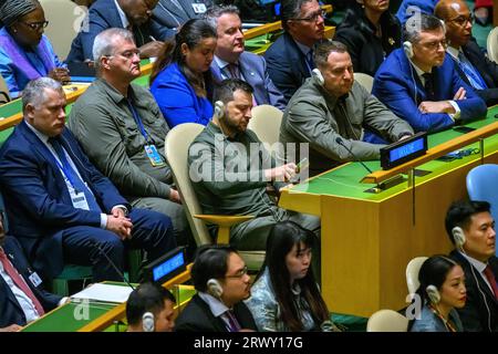 New York, USA. September 2023. Der ukrainische Präsident Wolodymyr Zelenskyy schaut sich während der Eröffnungssitzung der 78. UN-Generalversammlung sein Telefon an. U Stockfoto