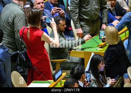 New York, USA, 19. September 2023. Delegierte von United Natinos fotografieren den ukrainischen Präsidenten Wolodymyr Zelenskyy, während er sich für die Eröffnungsfeier hinsetzt Stockfoto