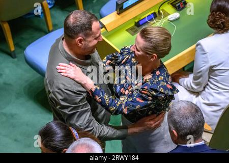 New York, USA, 19. September 2023. Andrii Yermak, Leiter des Büros des Präsidenten der Ukraine, wird von der dänischen Ministerpräsidentin Mette Frederik begrüßt Stockfoto