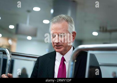 Washington, Usa. September 2023. Senator Tommy Tuberville, R-AL, spricht mit der Presse, nachdem er am Donnerstag, den 21. September 2023, über General Randy George als Stabschef der Armee im US-Kapitol in Washington, DC, abgestimmt hat. Der Mehrheitsführer des Senats, Chuck Schumer, D-NY, stimmte zu, eigenständige Stimmen auf drei Positionen abzuhalten, nachdem Tuberville, der Führer einer monatelangen Blockade, drohte, selbst im Senat einen Antrag einzureichen, um eine Abstimmung über General Eric Smith zum Kommandanten des Marinekorps zu erzwingen. Foto von Bonnie Cash/UPI Credit: UPI/Alamy Live News Stockfoto