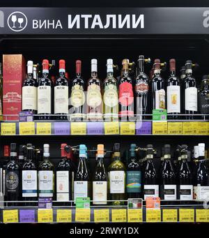 Moskau, Russland - 21. Januar. 2019. Italienischer Wein auf der Ladentheke des Winlab-Geschäfts in Zelenograd Stockfoto