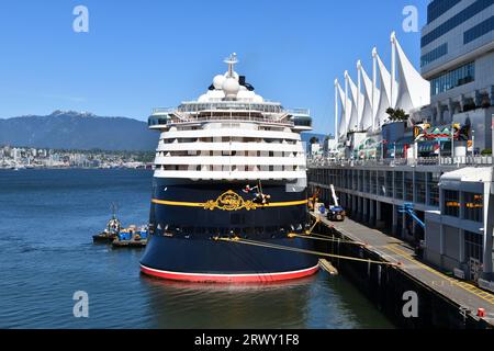 Das Disney Wonder Kreuzfahrtschiff legt am Canada Place Hafen in Vancouver, Kanada, an Stockfoto