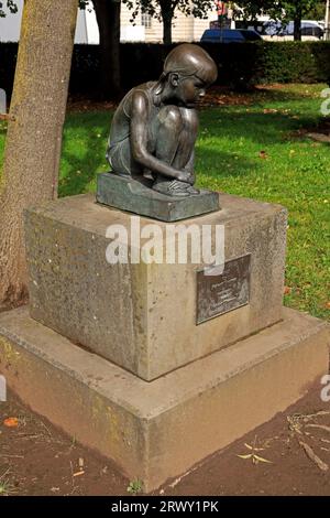 „Girl“ - eine Bronzestatue von Robert Thomas, Gorsedd Gardens Park, vor dem National Museum of Wales, Cathays Park, Cardiff. September 2023 Stockfoto