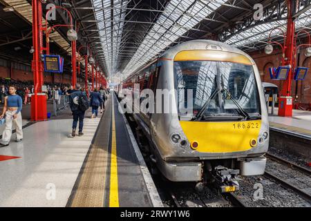 London, Großbritannien - 18. Mai 2023: Ein Nahverkehrszug am Bahnsteig verlässt den Bahnhof Stockfoto