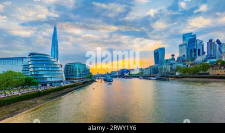 London, Großbritannien - 18. Mai 2023: Panoramablick auf die Skyline von London City von der Tower Bridge bei Sonnenuntergang, Großbritannien. Blick auf die Themse und Stockfoto