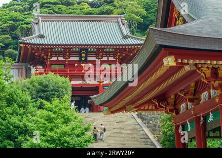 Hauptschrein und Maiten (Tanzsaal) des Tsuruoka Hachimangu-Schreins Stockfoto