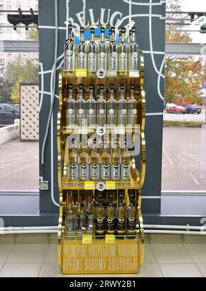 Moskau, Russland - 21. September. 2023. Wodka der Marke Beluga auf dem Weinlab-Alkoholmarkt in Zelenograd Stockfoto