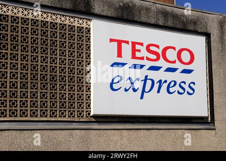 Tesco Express-Schild, Cardiff. September 2023 Stockfoto