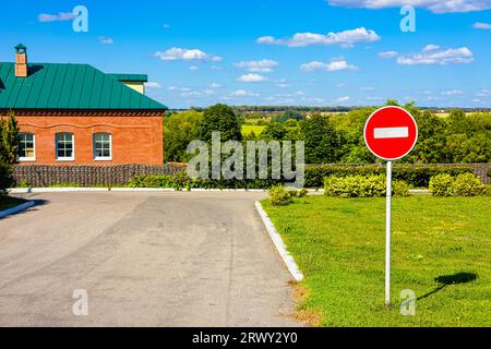 Straßenschild, das den Zugang zum Gebiet verbietet. Verbotsschild Stockfoto