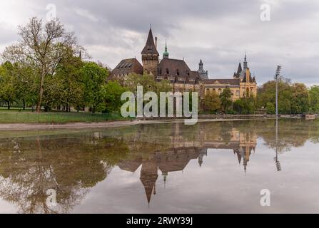 Ein Bild des Vajdahunyad Castle, das sich auf dem City Park Lake widerspiegelt. Stockfoto