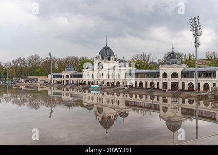 Ein Bild des City Park Ice Rink and Boating Building reflektiert auf dem City Park Lake. Stockfoto