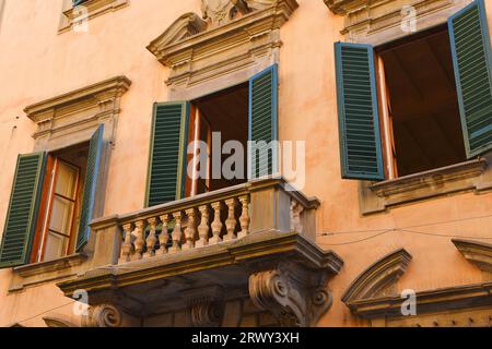 Pisa, Italien. September 2023. Eine der vielen malerischen Straßen in Pisa, Toskana. Hochwertige Fotos Stockfoto