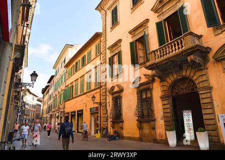 Pisa, Italien. September 2023. Eine der vielen malerischen Straßen in Pisa, Toskana. Hochwertige Fotos Stockfoto