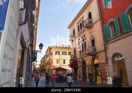 Pisa, Italien. September 2023. Eine der vielen malerischen Straßen in Pisa, Toskana. Hochwertige Fotos Stockfoto