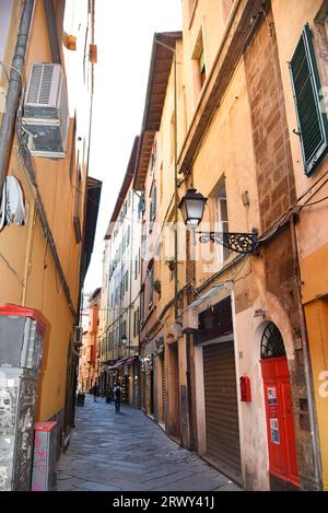 Pisa, Italien. September 2023. Eine der vielen malerischen Straßen in Pisa, Toskana. Hochwertige Fotos Stockfoto