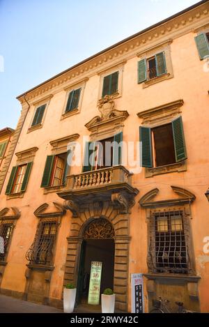 Pisa, Italien. September 2023. Eine der vielen malerischen Straßen in Pisa, Toskana. Hochwertige Fotos Stockfoto