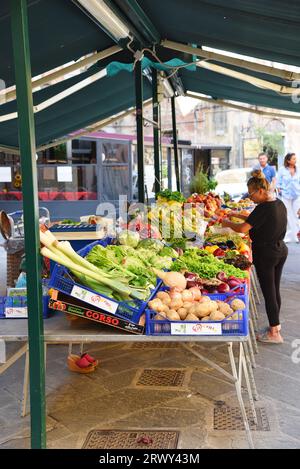 Pisa, Italien. September 2023. Obst- und Gemüsemarkt in Pisa, Toskana. Hochwertige Fotos Stockfoto