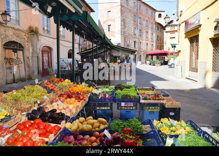 Pisa, Italien. September 2023. Obst- und Gemüsemarkt in Pisa, Toskana. Hochwertige Fotos Stockfoto