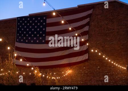 Seattle, USA. Juli 2023. Eine große amerikanische Flagge in SLU. Stockfoto