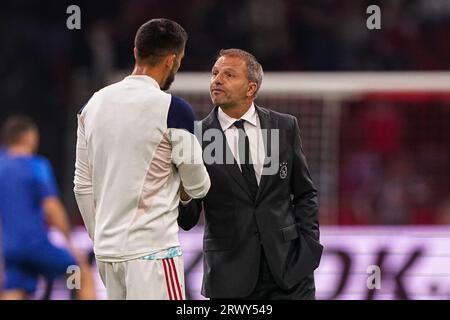 Amsterdam, Niederlande. September 2023. AMSTERDAM, NIEDERLANDE - 21. SEPTEMBER: Josip Sutalo vom AFC Ajax spricht mit Cheftrainer Maurice Steijn vom AFC Ajax während des UEFA Champions League Gruppe-B-Spiels zwischen AFC Ajax und Olympique de Marseille in der Johan Cruijff Arena am 21. September 2023 in Amsterdam, Niederlande. (Foto von Andre Weening/Orange Pictures) Kredit: Orange Pics BV/Alamy Live News Stockfoto