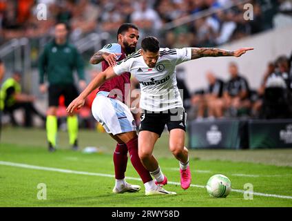 Aston Villas Douglas Luiz (links) und Legia Warschaus Pawel Wszolek kämpfen während des UEFA Europa Conference League Gruppe E-Matches im Stadion Wojska Polskiego in Warschau um den Ball. Bilddatum: Donnerstag, 21. September 2023. Stockfoto