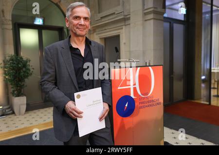 Berlin, Deutschland. September 2023. Der Autor Lutz Seiler erhält den mit 30.000 Euro dotierten Berliner Literaturpreis der Stiftung Preußische Seehandlung. Die Stiftung Preußische Seehandlung wurde 1983 vom Land Berlin aus dem restlichen Vermögen der Preußischen Staatsbank gegründet. Quelle: Joerg Carstensen/dpa/Alamy Live News Stockfoto