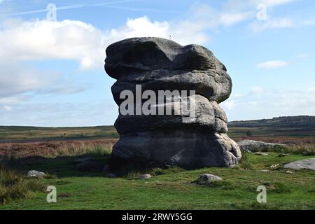 Der Eaglestone, ein Gritstone-Aufschluss an den Derbyshire Peak District Moors, ist ein Wahrzeichen für Wanderer nahe Baslow Edge. Stockfoto