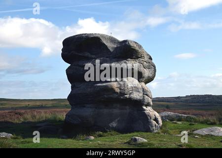 Der Eaglestone, ein Gritstone-Aufschluss an den Derbyshire Peak District Moors, ist ein Wahrzeichen für Wanderer nahe Baslow Edge. Stockfoto