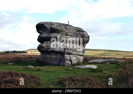 Der Eaglestone, ein Gritstone-Aufschluss an den Derbyshire Peak District Moors, ist ein Wahrzeichen für Wanderer nahe Baslow Edge. Stockfoto