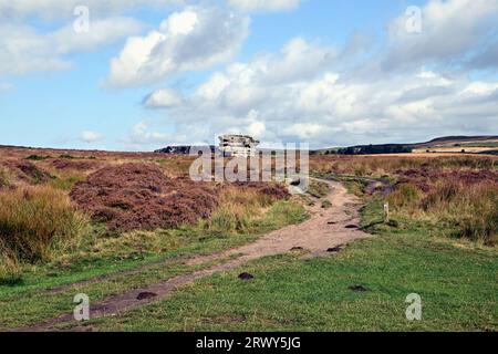 Der Fernblick auf den Eaglestone, ein Gritsteinvorsprung auf den Derbyshire Peak District Moors, ist ein Wahrzeichen für Wanderer in der Nähe des Baslow Edge. Stockfoto