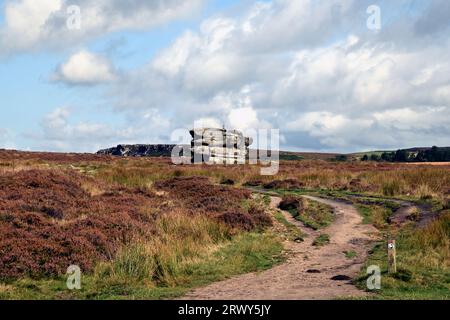 Der Fernblick auf den Eaglestone, ein Gritsteinvorsprung auf den Derbyshire Peak District Moors, ist ein Wahrzeichen für Wanderer in der Nähe des Baslow Edge. Stockfoto