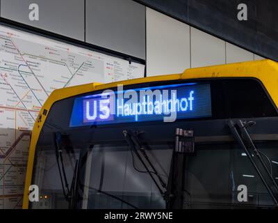 U5 U-Bahn-Linie in Richtung Hauptbahnhof. Nahaufnahme der U-Bahn und ihrer digitalen Anzeige auf der Vorderseite. Stockfoto