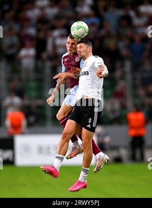 Legia Warschaus Pawel Wszolek (rechts) und Aston Villas Lucas Digne kämpfen beim Gruppenspiel der UEFA Europa Conference League E im Stadion Wojska Polskiego in Warschau um den Ball. Bilddatum: Donnerstag, 21. September 2023. Stockfoto