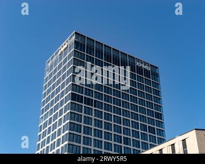 KPMG-Hochhaus-Bürogebäude. Das Logo der Buchhaltungs- und Steuerberatungsgesellschaft befindet sich an der Fassade. Das Hochhaus ist Teil von Europacity. Stockfoto