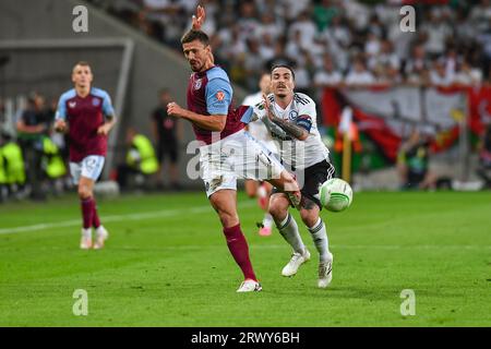 Warschau, Polen. September 2023. Clement Lenglet, Josue Pesqueira während des Spiels der UEFA Europa Conference League zwischen Legia Warszawa und Aston Villa am 21. September 2023 in Warschau, Polen. (Foto: PressFocus/SIPA USA) Credit: SIPA USA/Alamy Live News Stockfoto