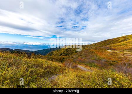 Sado Island: Herbstliche Laublandschaft der Osado Berge und des Japanischen Meeres vom höchsten Punkt der Osado Skyline aus gesehen Stockfoto