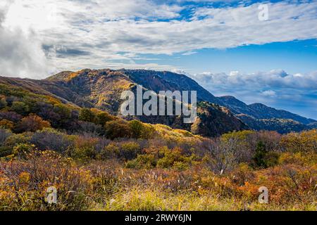 Sado Island Herbstlaub Landschaft der Osado Berge vom höchsten Punkt der Osado Skyline gesehen Stockfoto