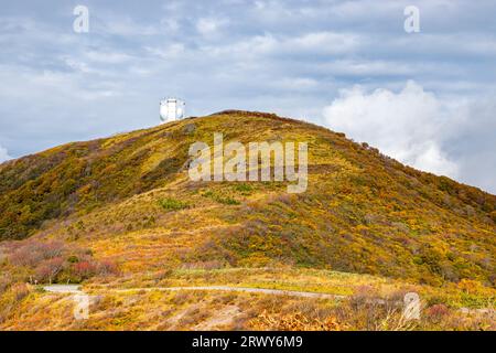 Herbstlaub-Landschaft der Myoko-Berge vom höchsten Punkt der Sado-Skyline der Sado-Insel und dem ATC-Radar der Air Self-Defense Force Stockfoto