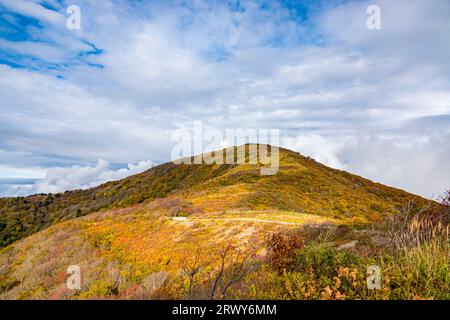 Herbstlaub-Landschaft der Myoko-Berge vom höchsten Punkt der Sado-Skyline der Sado-Insel und dem ATC-Radar der Air Self-Defense Force Stockfoto