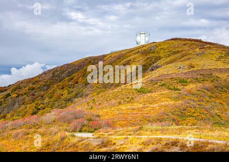 Herbstlaub-Landschaft der Myoko-Berge vom höchsten Punkt der Sado-Skyline der Sado-Insel und dem ATC-Radar der Air Self-Defense Force Stockfoto