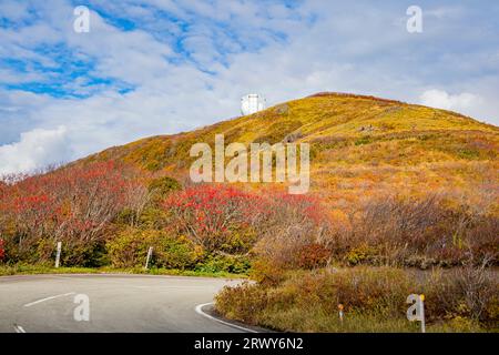 Herbstlaub-Landschaft der Myoko-Berge vom höchsten Punkt der Sado-Skyline der Sado-Insel und dem ATC-Radar der Air Self-Defense Force Stockfoto